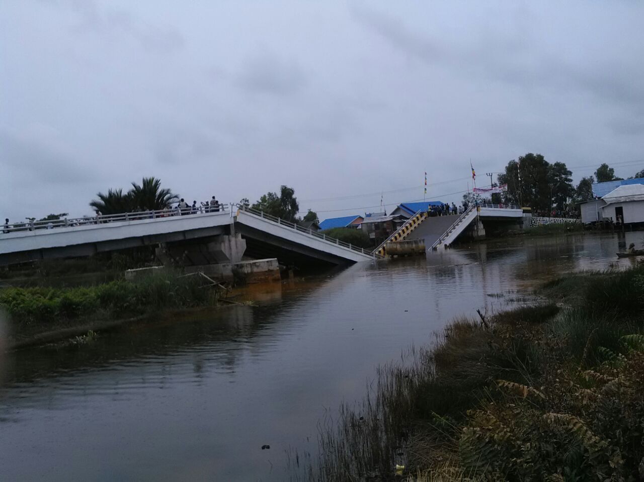 Jembatan Mandastana Putus
