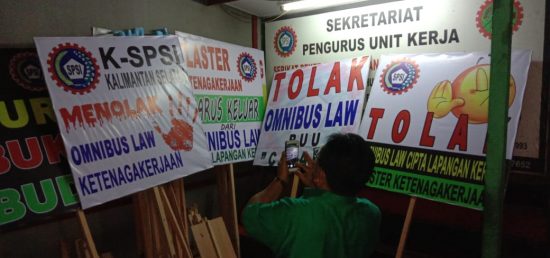 Ribuan buruh yang tergabung dalam Konfederasi Serikat Pekerja Seluruh Indonesia (KSPSI)