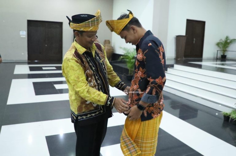 KM-HSU Yogyakarta Dihadiahi Kain Sari Gading Amuntai