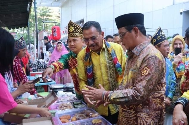 Halal Bi Halal KBB Jatim, Gubernur Sahbirin Didampingi H Supian HK Borong Dagangan Warga Banua