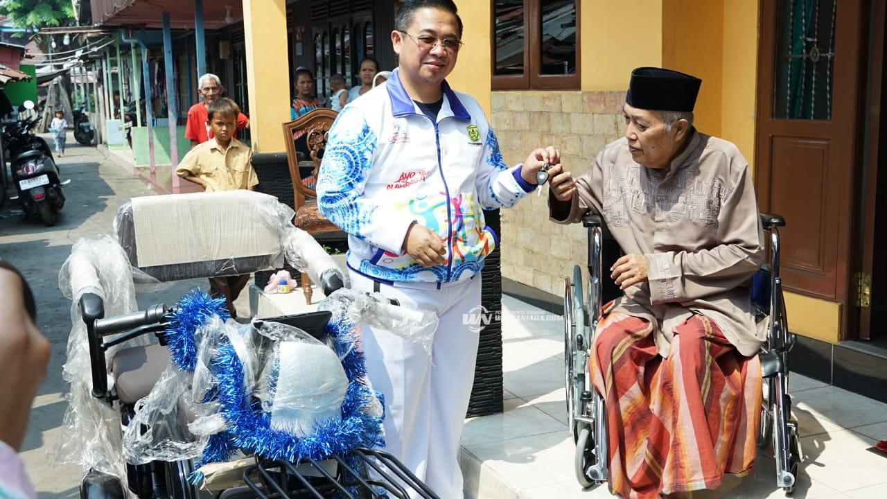 H Ibnu Sina Serahkan Sepeda Listrik Roda Tiga bagi Warga Disabilitas di Kelurahan Gadang