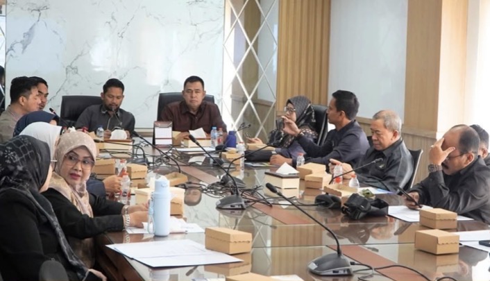 Badan Musyawarah DPRD Banjarmasin membahas surat masuk yang menjadi bagian dari agenda kelembagaan dan agenda yang perlu mendapat perhatian serta tindak lanjut dalam mendukung kelancaran pelaksanaan kegiatan DPRD.