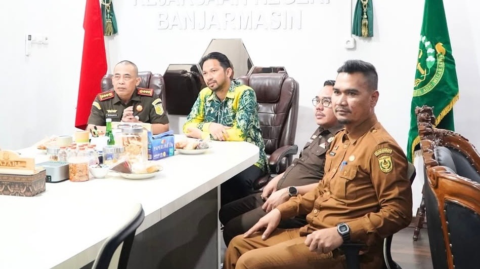 Ketua DPRD Banjarmasin Rikval Fachruri bersama Sekretaris DPRD Banjarmasin Ashadi Himawan menghadiri kegiatan Konsolidasi/Focus Group Discussion Jaksa Agung Muda Intelijen Tahun 2026 yang dilaksanakan secara daring.