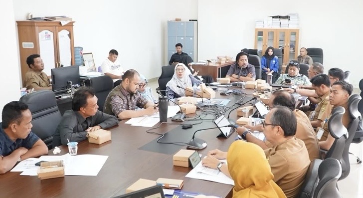 Komisi I DPRD Banjarmasin menggelar rapat pembahasan dan pendalaman terhadap rancangan perubahan Perda APBD Tahun Anggaran 2026 bersama mitra kerja guna memperoleh penjelasan, informasi dan masukan serta kebutuhan anggaran.