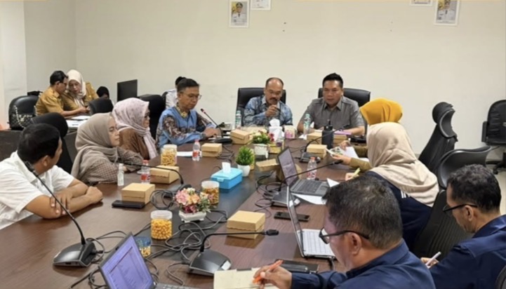 Rapat Dengar Pendapat lintas Komisi I dan Komisi IV DPRD Banjarmasin bersama Dinsos serta BPS dengan agenda koordinasi terkait desil, pendataan sensus, serta hak masyarakat dalam memperoleh bantuan di Kota Banjarmasin.