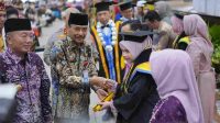 Supian HK Saat Wisuda ULM Ke124_11zon