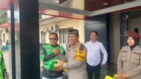 Jaga Situasi Kondusif, Polres Balangan Berbagi Sembako Kepada Komunitas Ojol dan Ojek Konvensional.