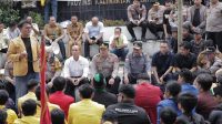 Berbaur Duduk di Jalan, Ketua DPRD Kalsel dan Anggota Temui Aksi Massa BEM se-Kalsel