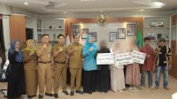 Bupati HSS Serahkan Beasiswa Bayan Peduli untuk Anak Korban Kekerasan