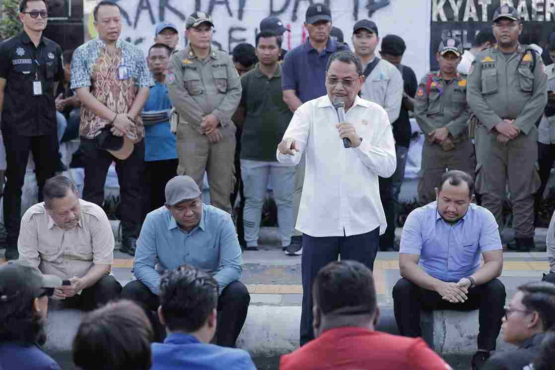 DPRD Kalsel Saat Menemui Aksi Mahasiswa_11zon