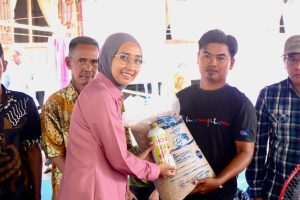 Dewi Raisha Salurkan Bantuan di Amuntai Selatan
