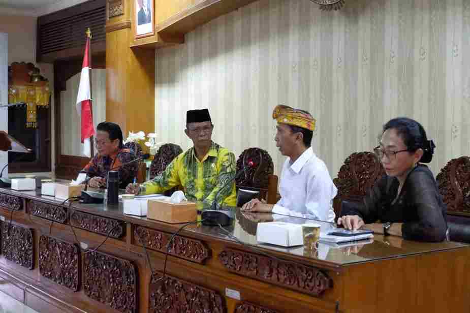Komisi II Diskusikan Optimalisasi Pendapatan Asli Daerah Dengan Bapenda Bali_11zon