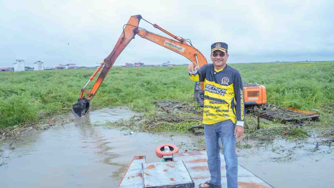 Peninjauan Pengerukan Sungai Oleh H. Supian HK_11zon