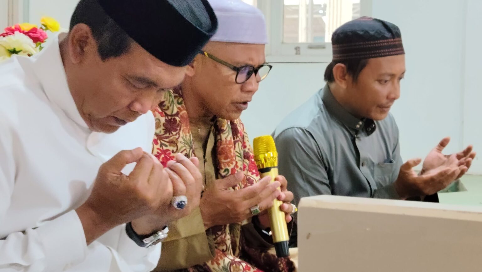 Sholat Jumat Bersama Warga, Bupati HSS Lanjutkan Silaturahmi dengan Ulama dan Ziarah ke Hamalau