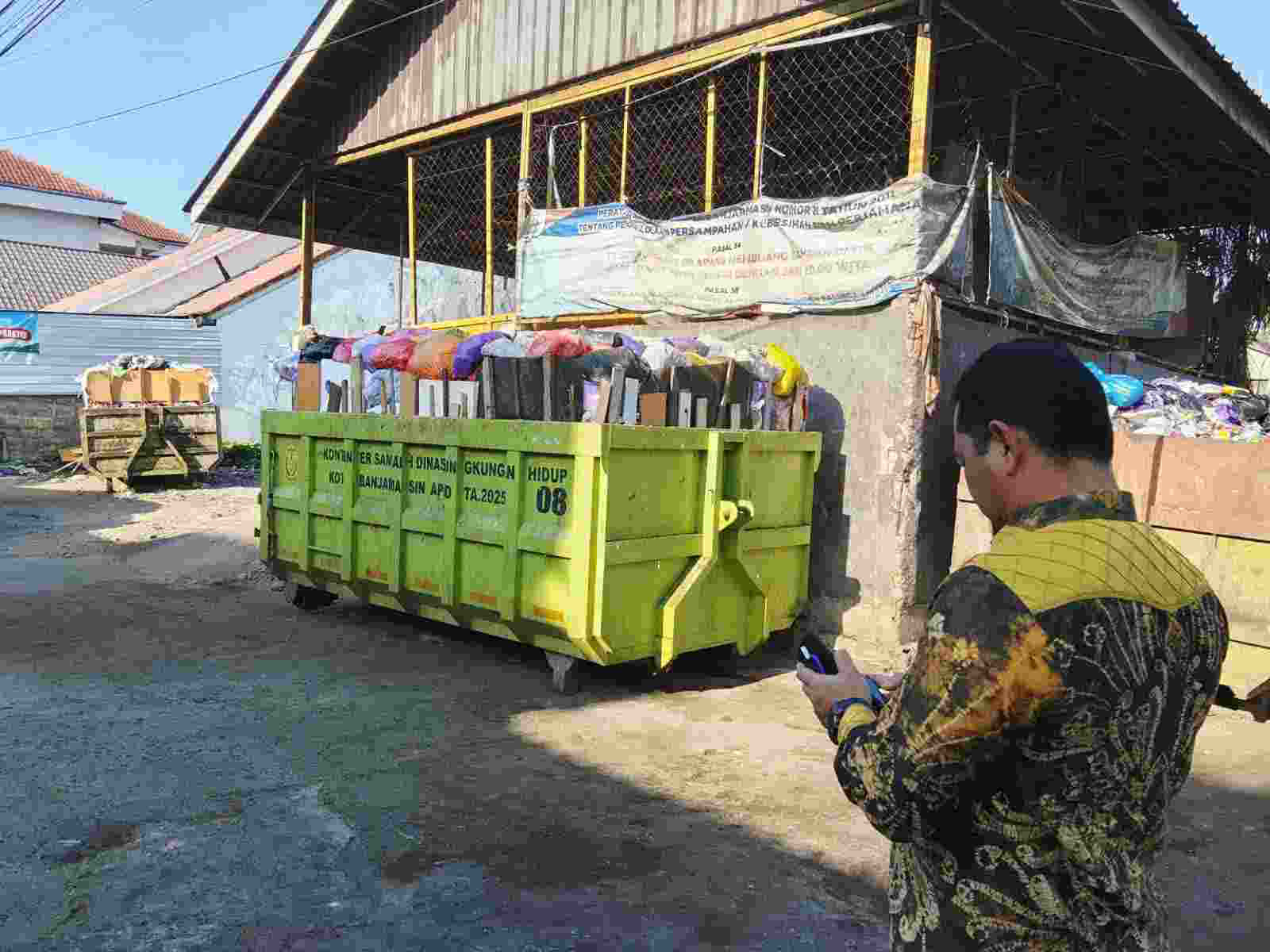 Tindak Lanjuti Arahan Wali Kota, Sekda Banjarmasin Tinjau TPS dan Imbau Warga Patuhi Jadwal Buang Sampah