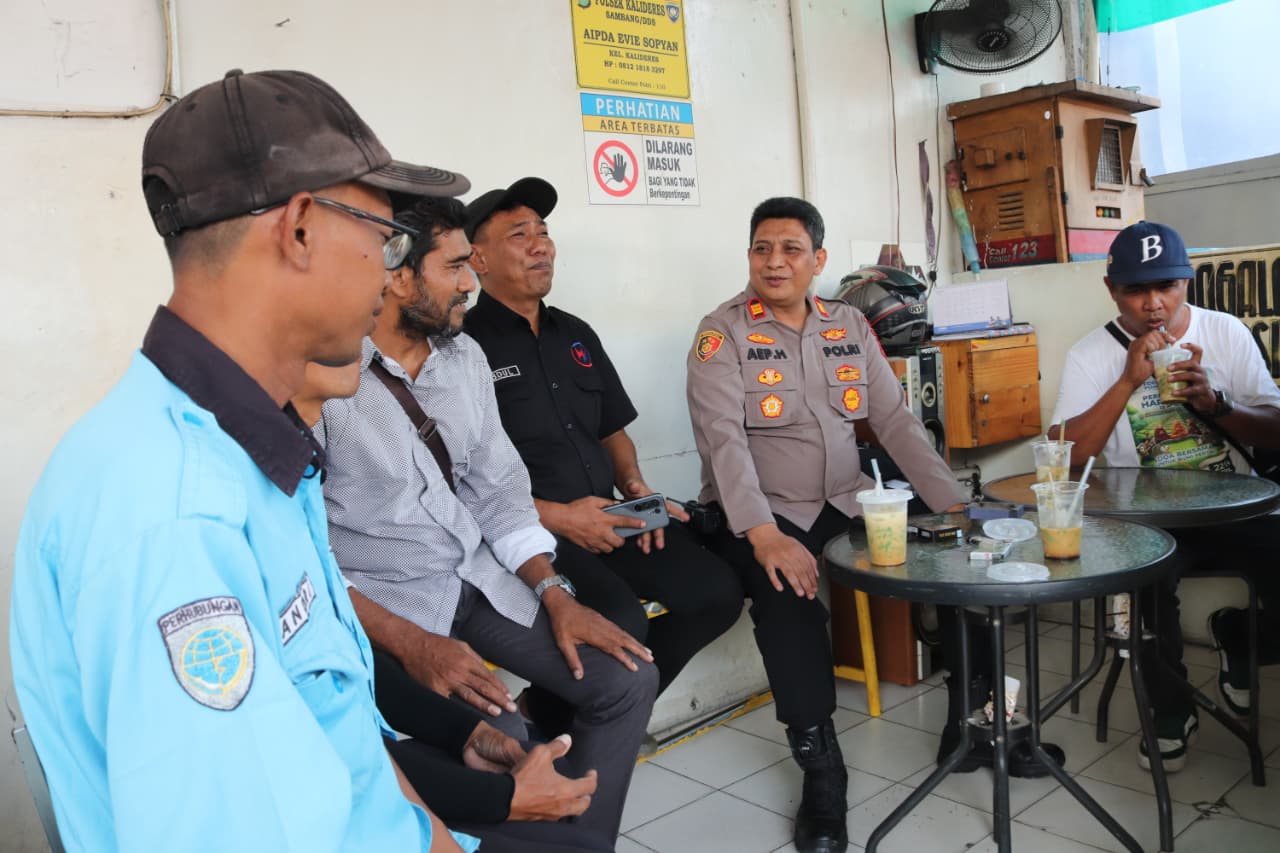Dukung Program Kapolda Metro Jaya, Polsek Kalideres Sambangi Petugas Parkir Hari Hari Swalayan Melalui Program "Jaga Jakarta On The Spot"
