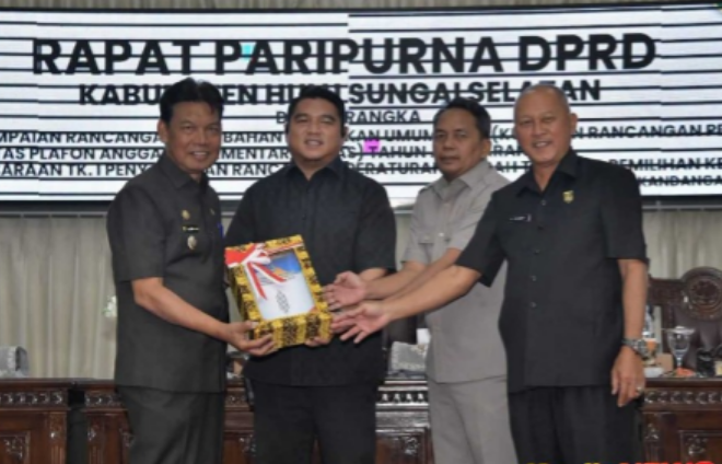 Wakil Bupati HSS Sampaikan Rancangan Perubahan KUA-PPAS 2026 dan Raperda Pilkades pada Rapat Paripurna