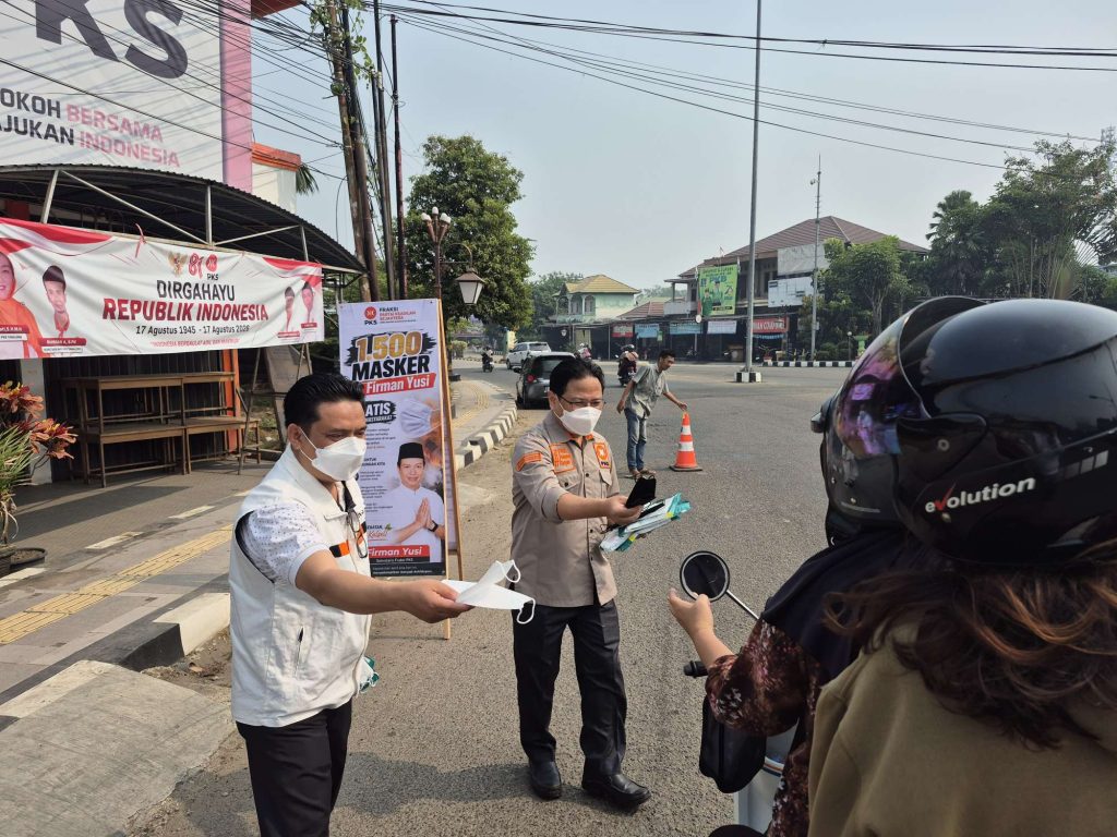 Firman Yusi Bagikan Masker