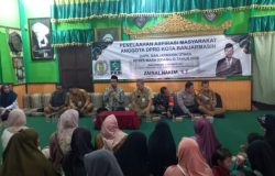 Anggota DPRD Banjarmasin Zainal Hakim menggelar kegiatan Penelaahan dan Aspirasi Masyarakat Dapil Banjarmasin Utara Jalan Sungai Jingah Kelurahan Surgi Mufti (Kubah Surgi Mufti)