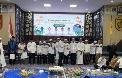 Ketua DPRD Banjarmasin Rikval Fachruri menyerahkan santunan kepada perwakilan anak yatim dalam kegiatan Peringatan Maulid Nabi Muhammad SAW 1447 H/2025 M.